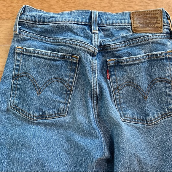 Women’s Levi’s Button Fly Ribcage Straight Leg Medium Wash Distressed Jeans 25 - Picture 11 of 14